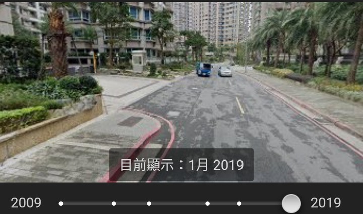 保全人員見有車輛打右轉方向燈，馬上站出來擋人行道上的行人