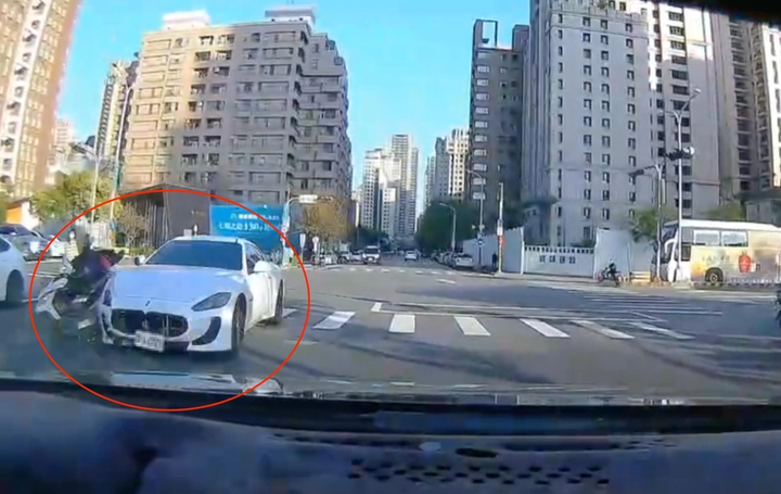 影／清潔婦騎車逆向疑腳拐路面暴衝撞瑪莎拉蒂 送醫不治