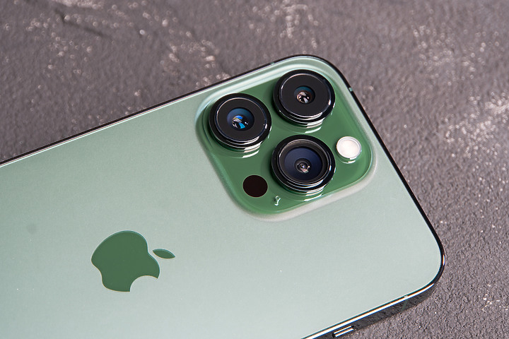 松嶺青iPhone 13 Pro + 新綠iPhone 13動眼看 很自然 彷彿聞到芬多精(吸氣~)