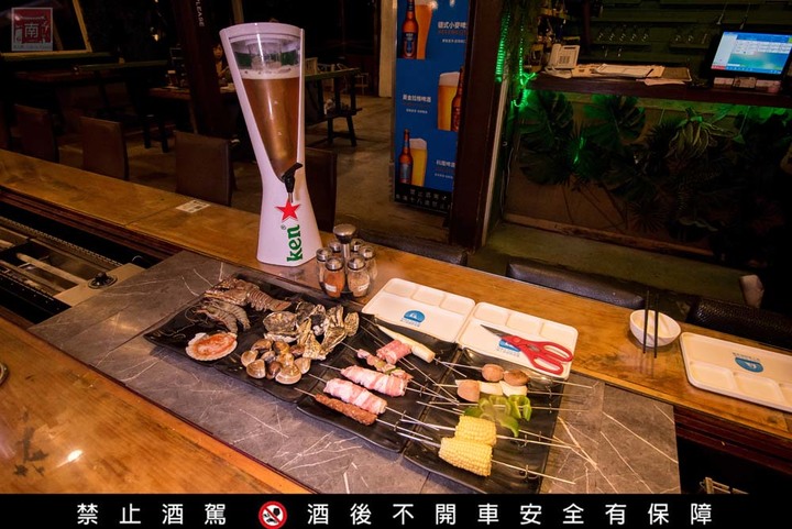 【臺南美食】半戶外美食街在安平|有小朋友大沙池|露天寵物野餐空間|假日駐唱演唱|串燒|海鮮|熱炒|飲料~~請上桌5號港灣