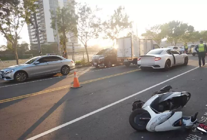 影／清潔婦騎車逆向疑腳拐路面暴衝撞瑪莎拉蒂 送醫不治