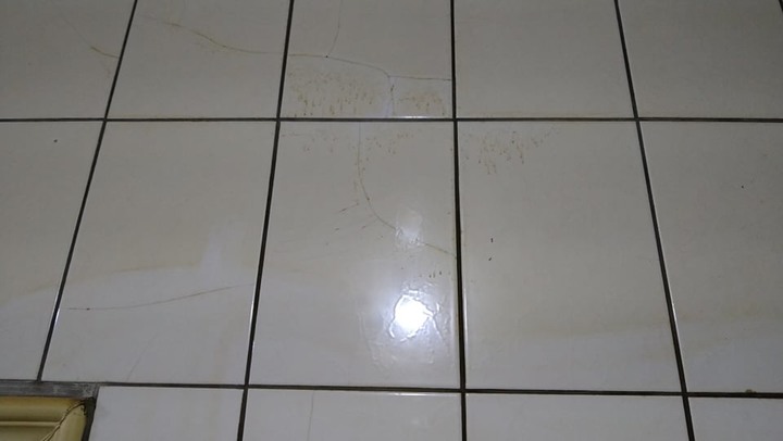 租屋房客燒香燻黑裝潢與油漆牆面，請教修繕方法與續約條件