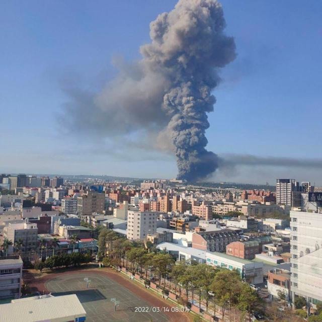 家樂福大火!!電壓不穩容易出問題，不只會停電而已...