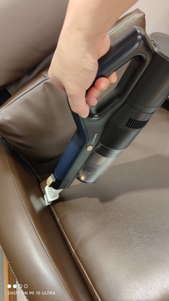 老婆又敗家了 NICOH "極輕量" 手持無線吸塵器......VC-D82
