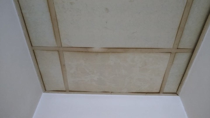 租屋房客燒香燻黑裝潢與油漆牆面，請教修繕方法與續約條件