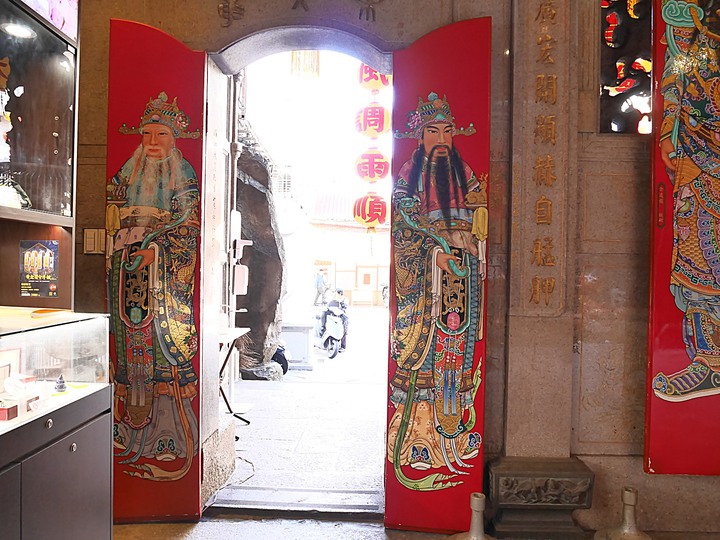 艋舺青山宮、朝北醫院、艋舺清水巖、萬華區史展示中心 — 艋舺市街散步之二