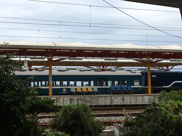 藍皮解憂號觀光列車(台東-枋寮)騎遊金崙