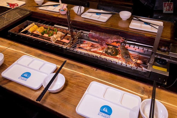 【臺南美食】半戶外美食街在安平|有小朋友大沙池|露天寵物野餐空間|假日駐唱演唱|串燒|海鮮|熱炒|飲料~~請上桌5號港灣