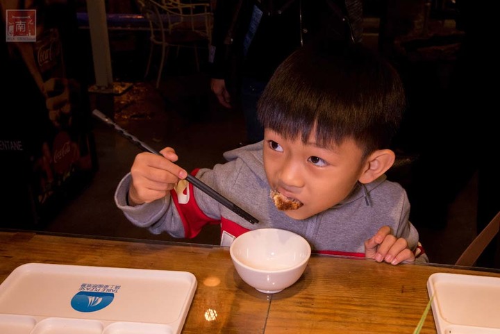【臺南美食】半戶外美食街在安平|有小朋友大沙池|露天寵物野餐空間|假日駐唱演唱|串燒|海鮮|熱炒|飲料~~請上桌5號港灣