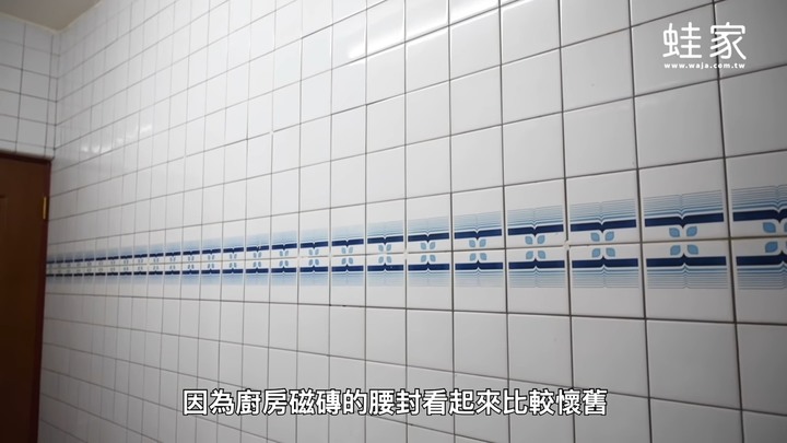 第一次DIY就上手！老廚房大改造，換壁紙、加收納，變身優雅白系廚房