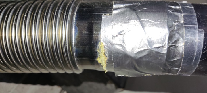請教強排熱水器的排氣管為什麼會長粉末?