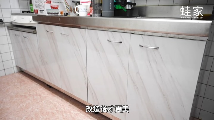 第一次DIY就上手！老廚房大改造，換壁紙、加收納，變身優雅白系廚房