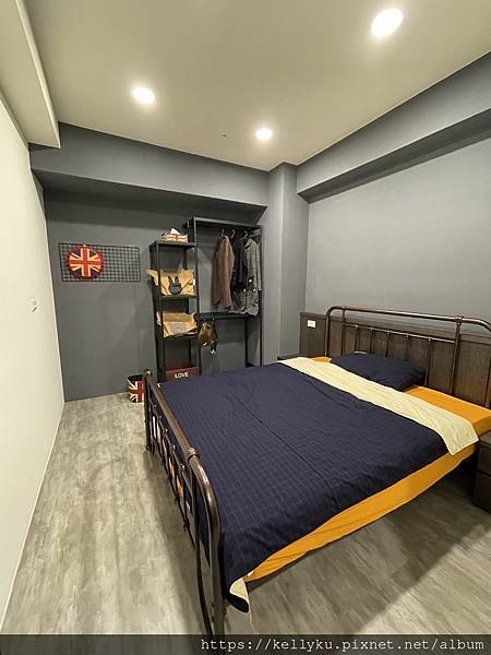 【開箱】輕工業風兩房開箱,40萬內小資預算│紅磚X穀倉門X小兔霓虹燈