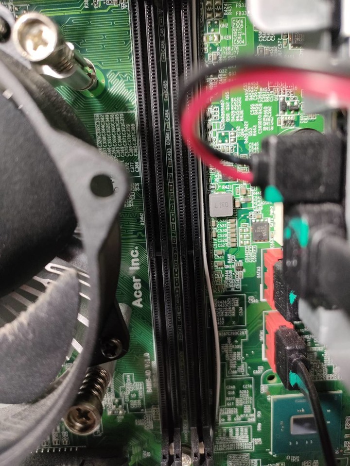 請問我的桌機(Acer TC-875)，建議插哪一張顯卡(想玩巫師3)?