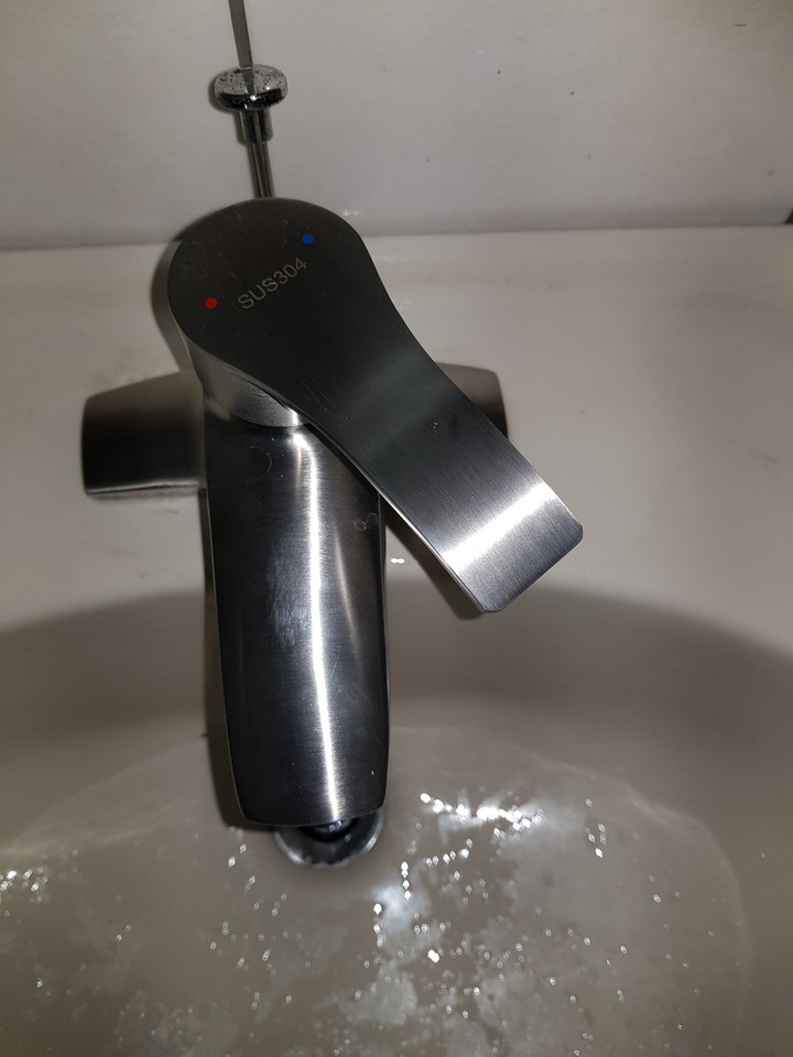 點我看大圖 水龍頭兩千多元的台灣價值VS一千多元的大陸製造一體鑄造真304不鏽鋼