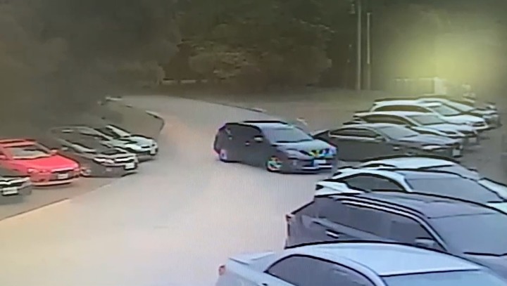 點我看大圖 路邊停車被擦撞