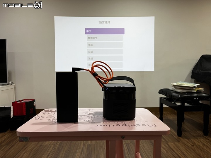露營 & 追劇神器???－【WONDERMAX】SS5 音質系智慧型微投影機