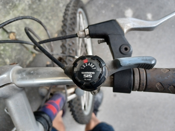 請幫忙看看，這台KHS登山車大概幾歲？