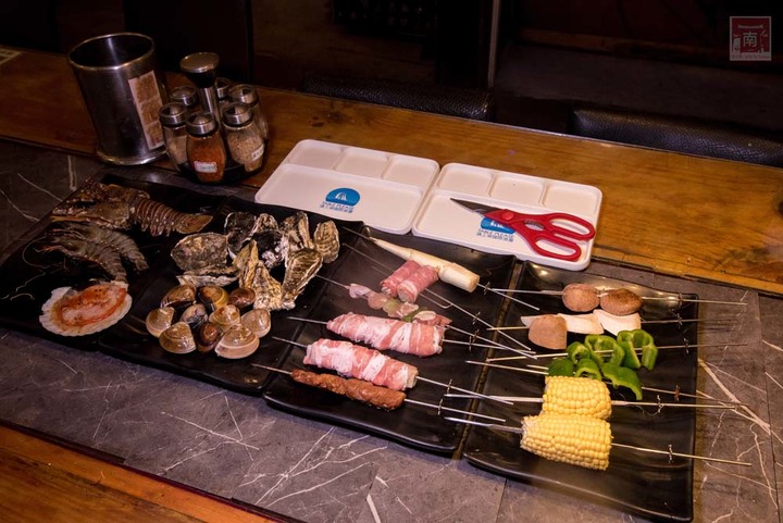 【臺南美食】半戶外美食街在安平|有小朋友大沙池|露天寵物野餐空間|假日駐唱演唱|串燒|海鮮|熱炒|飲料~~請上桌5號港灣