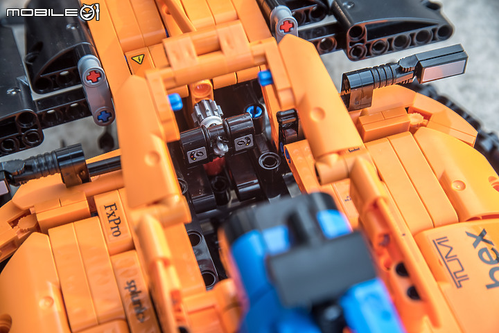 【樂高開箱】LEGO 42141 McLaren F1 Race Car,大比例就是香!