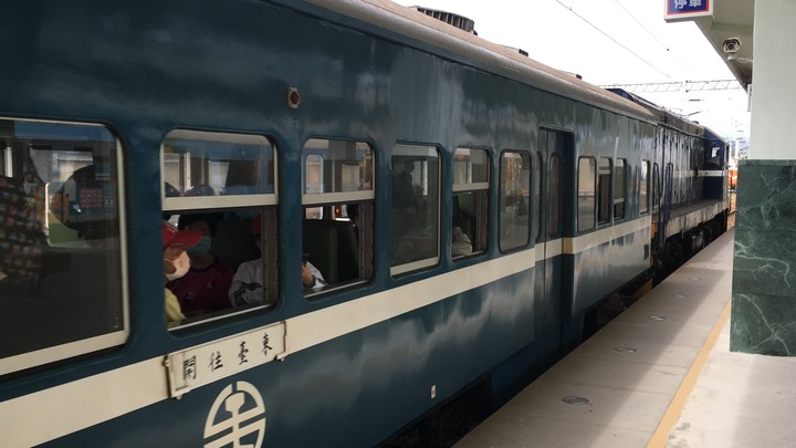 藍皮解憂號觀光列車(台東-枋寮)騎遊金崙
