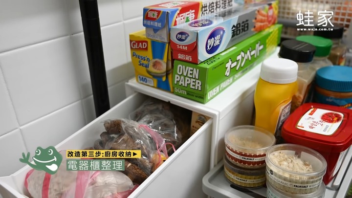 第一次DIY就上手！老廚房大改造，換壁紙、加收納，變身優雅白系廚房