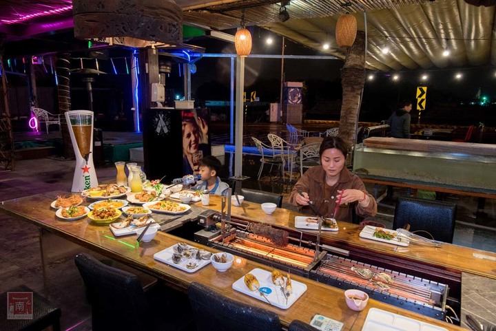 【臺南美食】半戶外美食街在安平|有小朋友大沙池|露天寵物野餐空間|假日駐唱演唱|串燒|海鮮|熱炒|飲料~~請上桌5號港灣