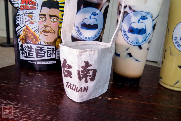 【臺南美食】另類飲料店|沒有店員及菜單|有毛茸茸貓掌幫你送飲料陪猜拳|仙草凍飲|OREO仙草凍鮮奶~伴君耘_仙草洞