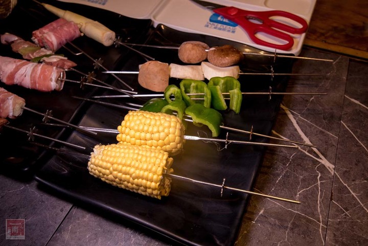 【臺南美食】半戶外美食街在安平|有小朋友大沙池|露天寵物野餐空間|假日駐唱演唱|串燒|海鮮|熱炒|飲料~~請上桌5號港灣