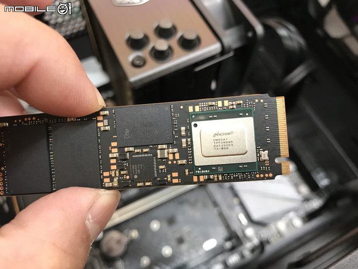 點我看大圖 技嘉Z690M AORUS ELITE DDR4 滿滿的Gen4SSD 3插槽 雞排主機板 簡單開箱