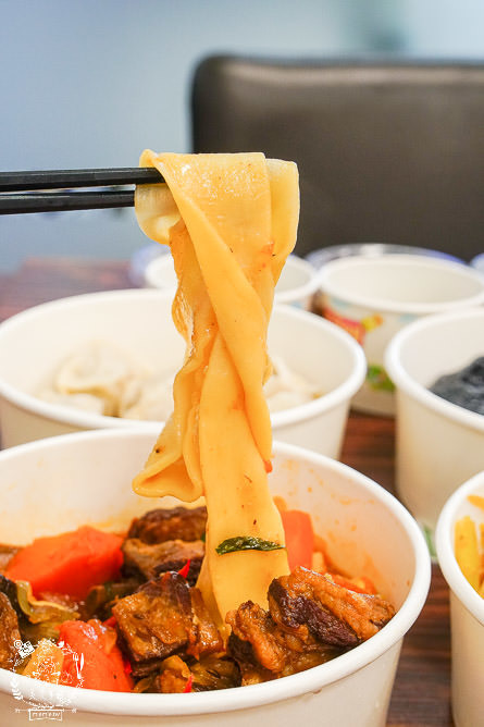 高雄真男饌品疆食堂!聘請新疆廚師製作道地皮帶麵!飽滿水餃一顆抵兩顆? 轉載 - 野田咩美食書國