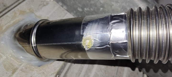 請教強排熱水器的排氣管為什麼會長粉末?