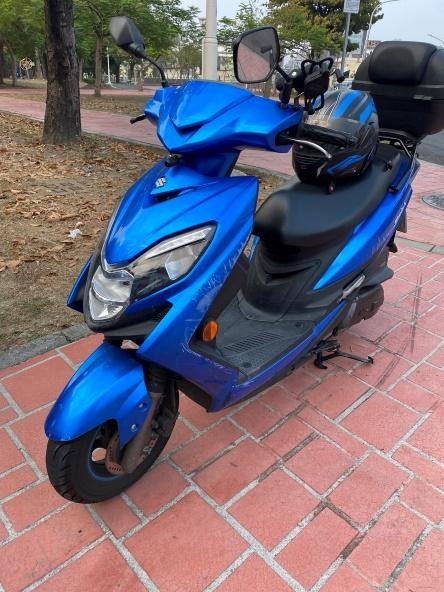 起步與右側機車擦撞