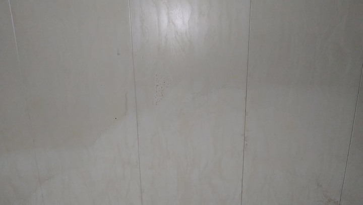 租屋房客燒香燻黑裝潢與油漆牆面，請教修繕方法與續約條件