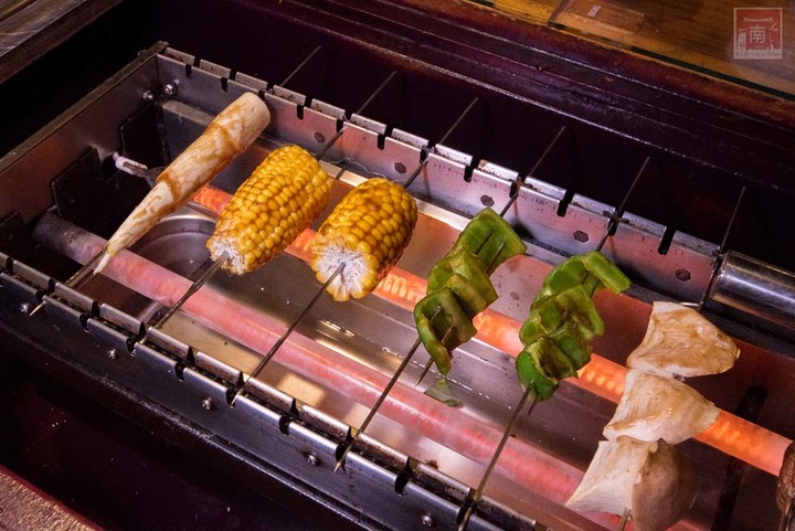 【臺南美食】半戶外美食街在安平|有小朋友大沙池|露天寵物野餐空間|假日駐唱演唱|串燒|海鮮|熱炒|飲料~~請上桌5號港灣