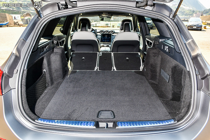 M-Benz C300 Estate運動版試駕 │ 能帥能跑更能載，科技跑旅人人愛！