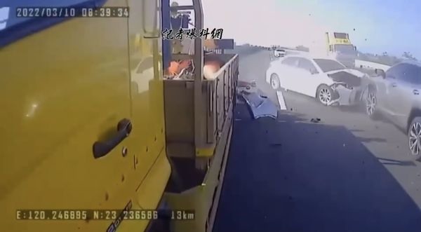 驚悚畫面曝！國1休旅「無差別」直衝防撞車恐怖5秒還原現場