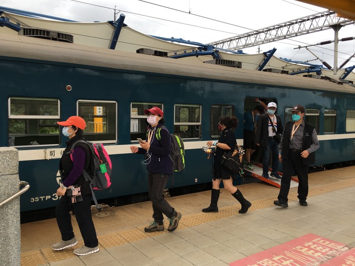藍皮解憂號觀光列車(台東-枋寮)騎遊金崙