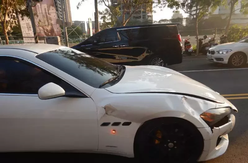 影／清潔婦騎車逆向疑腳拐路面暴衝撞瑪莎拉蒂 送醫不治