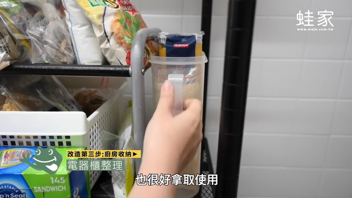第一次DIY就上手！老廚房大改造，換壁紙、加收納，變身優雅白系廚房