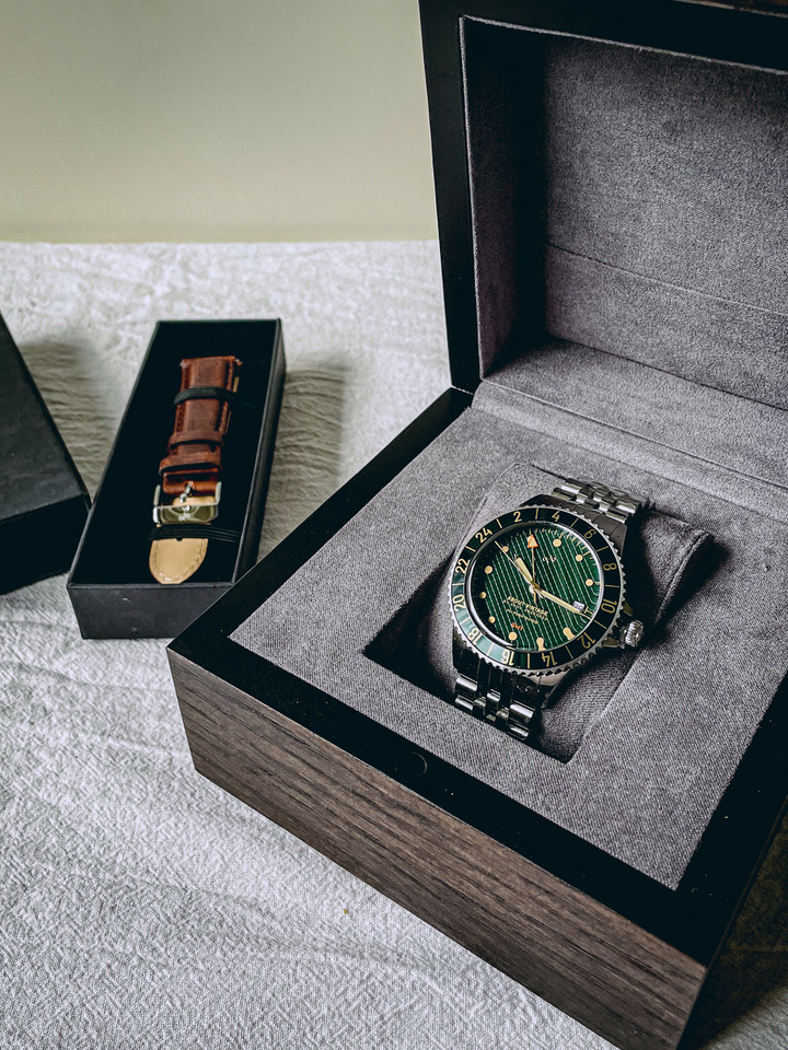 【設計師評價】About Vintage 1954 GMT 綠海龜，我的首支 GMT 手錶開箱