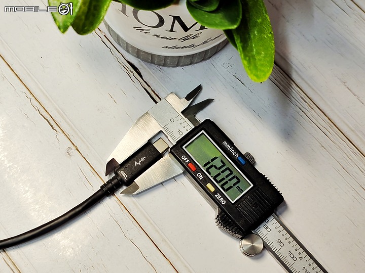 「 Mac配件 」Avier CLASSIC USB4 傳輸線開箱實測 – 高速傳輸、百瓦充電、還支援影像傳輸