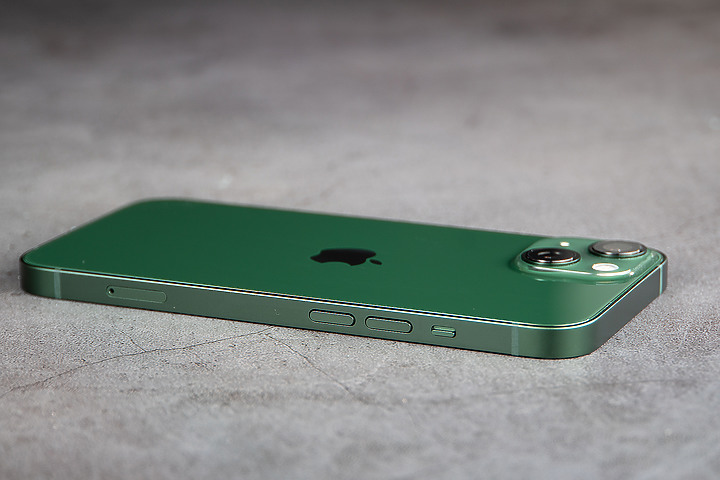 松嶺青iPhone 13 Pro + 新綠iPhone 13動眼看 很自然 彷彿聞到芬多精(吸氣~)