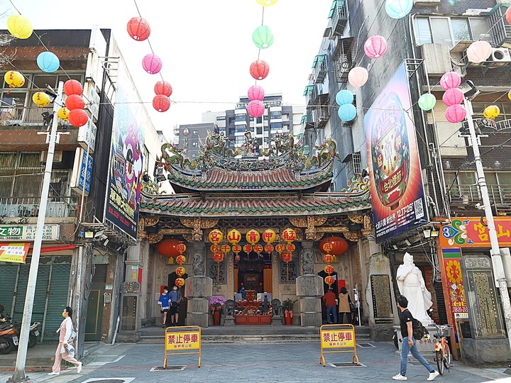 艋舺青山宮、朝北醫院、艋舺清水巖、萬華區史展示中心 — 艋舺市街散步之二