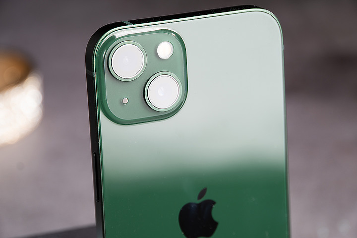 松嶺青iPhone 13 Pro + 新綠iPhone 13動眼看 很自然 彷彿聞到芬多精(吸氣~)