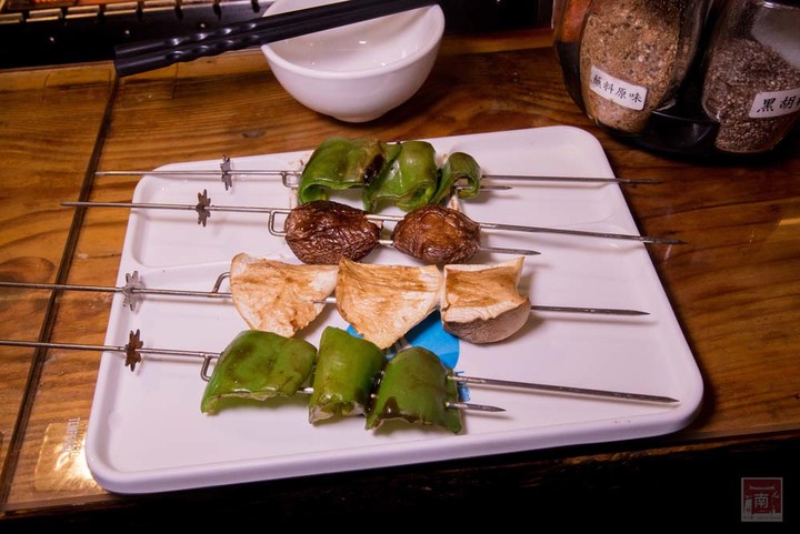 【臺南美食】半戶外美食街在安平|有小朋友大沙池|露天寵物野餐空間|假日駐唱演唱|串燒|海鮮|熱炒|飲料~~請上桌5號港灣