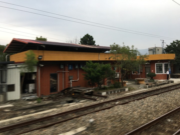 藍皮解憂號觀光列車(台東-枋寮)騎遊金崙