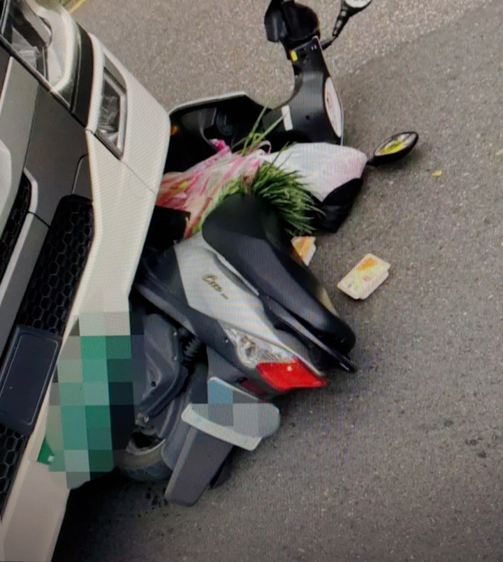 桃園阿嬤騎車出門買菜遭曳引車追撞輾壓腹部慘死