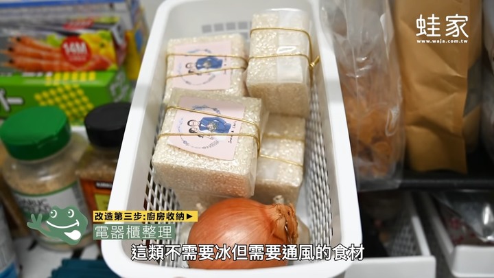 第一次DIY就上手！老廚房大改造，換壁紙、加收納，變身優雅白系廚房