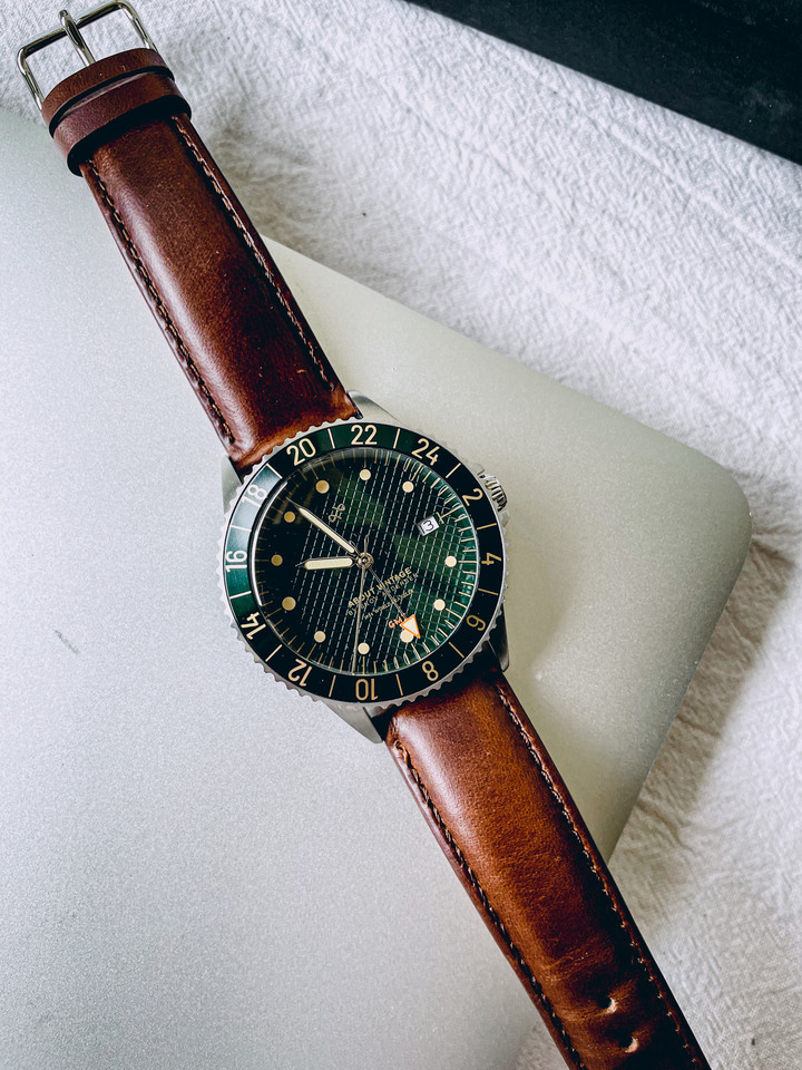 【設計師評價】About Vintage 1954 GMT 綠海龜，我的首支 GMT 手錶開箱
